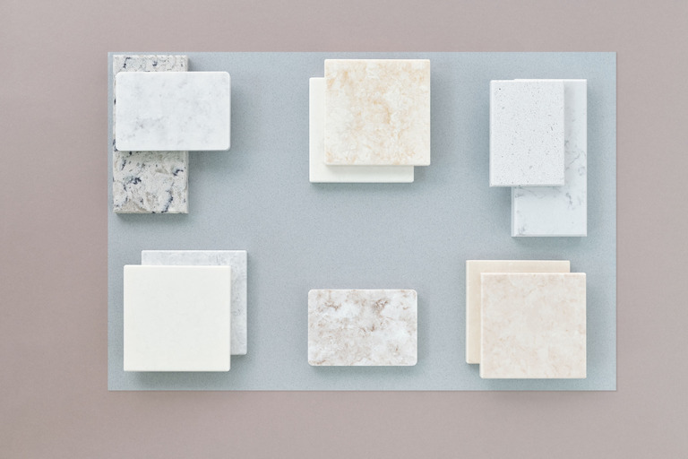 Четыре образца матрасных конструкций в разрезе, выставленные рядом на стенде